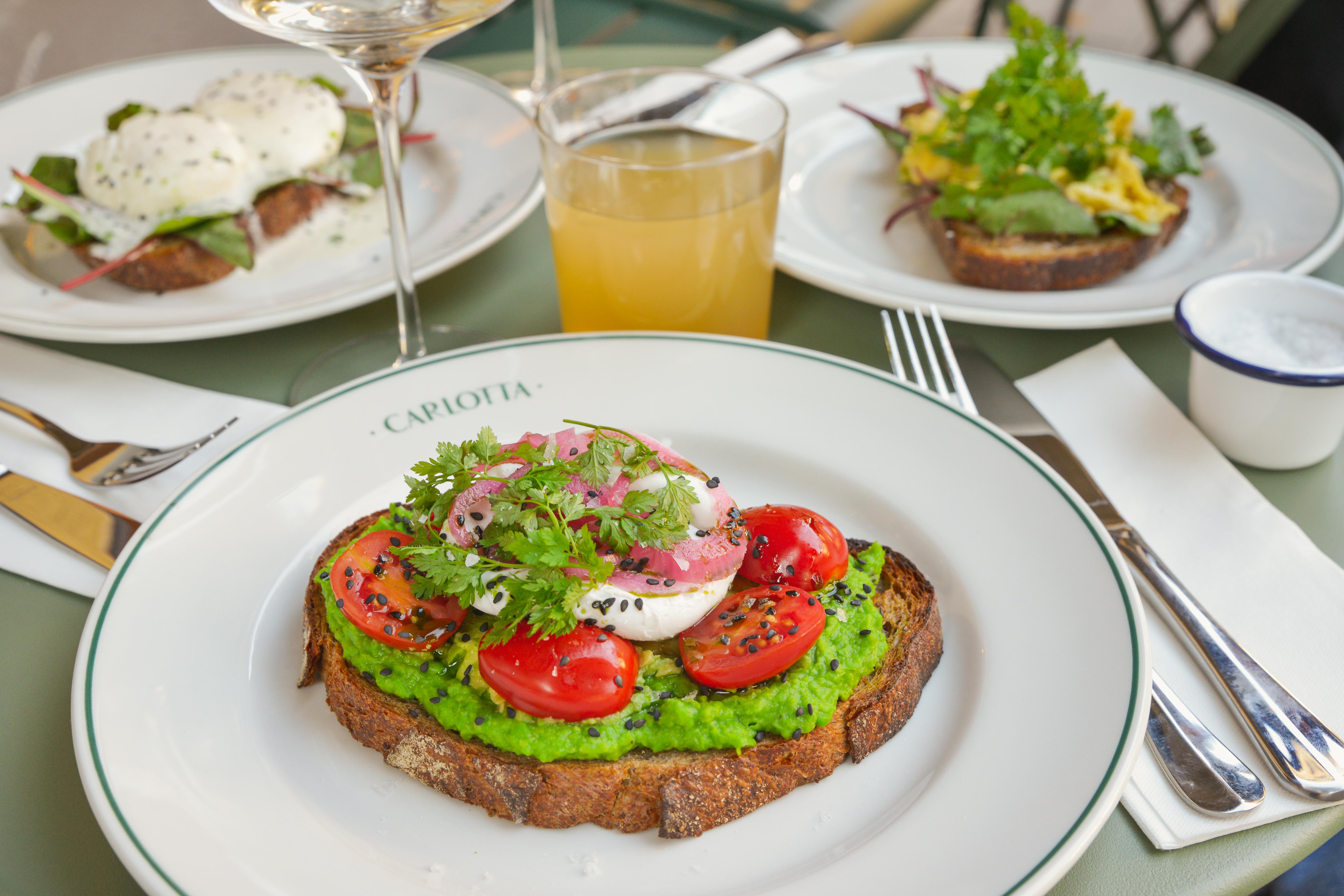 Avocado Smash auf frischem Brot
